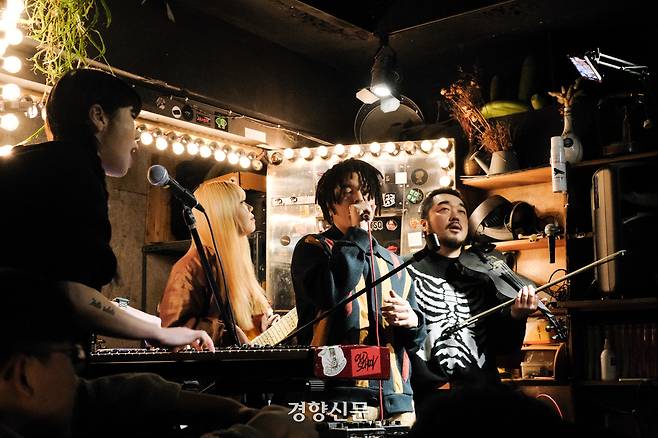 밴드 콤아겐즈가 2023년 2월 서울 마포구 상수동 제비다방에서 공연하고 있다. 이준헌 기자