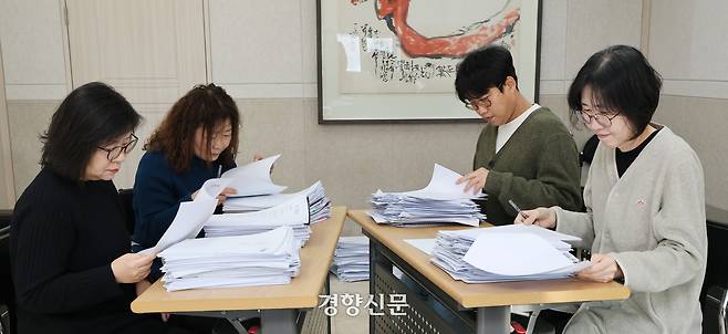 평론가 이경수, 시인 황인숙, 박준, 진은영(왼쪽부터)이 지난 22일 서울 경향신문사에서 ‘2026 경향신문 신춘문예’ 시 부문 본심 심사를 하고 있다. 강윤중 기자