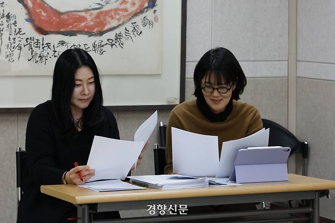 ‘2026 경향신문 신춘문예’ 평론 본심 심사가 열린 지난 19일 서울 경향신문사에서 평론가 양윤의(왼쪽)와 차미령이 심사하고 있다. 문재원 기자
