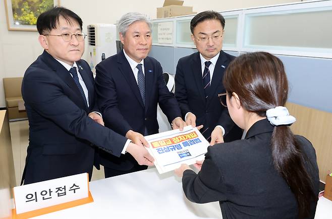 서왕진 조국혁신당 원내대표(가운데)와 차규근(왼쪽), 신장식 의원이 23일 국회 의안과에 통일교 정치개입 진상규명 특검법안을 제출하고 있다. 연합뉴스