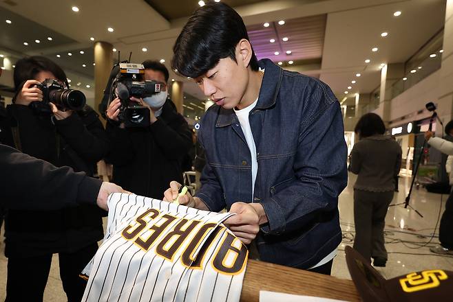 샌디에이고 송성문이 23일 인천공항을 통해 입국한 후 팬의 사인 요청에 응하고 있다. 연합뉴스