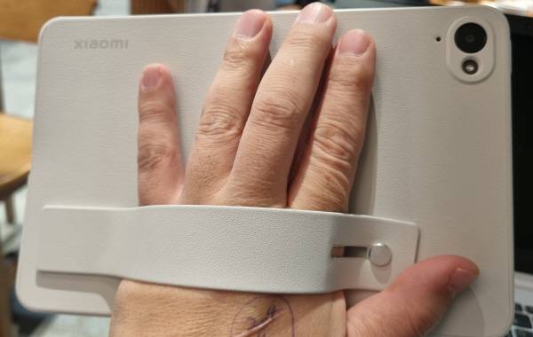 샤오미 패드 미니에 정품 케이스를 끼워 한 손으로 후면을 들어보였다. 정옥재 기자