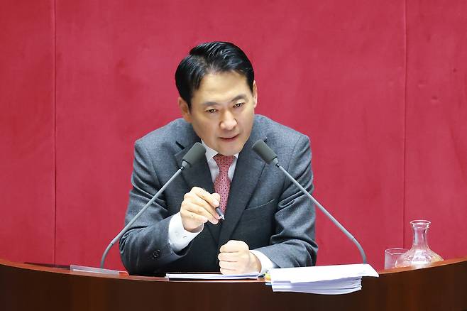 Rep. Jang Dong-hyeok delivers a filibuster speech at the National Assembly's main hall Tuesday. (Yonhap)