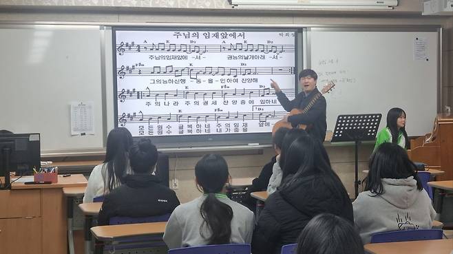또 다른 중학교 동아리 모임 현장에서 최 대표가 학생들에게 성경 메시지를 전하고 있다.