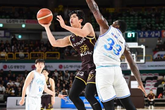 LG 타마요의 슛. 사진[연합뉴스]