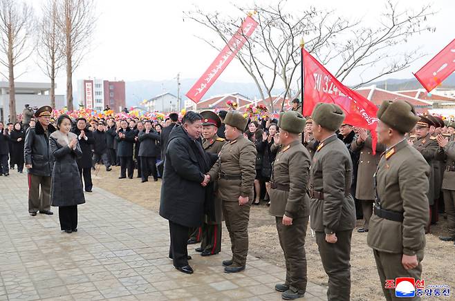 북한, 신포시 지방공업공장 준공식 진행
 (평양 조선중앙통신=연합뉴스) 북한 조선중앙통신은 김정은 북한 국무위원장이 참석한 가운데 지난 19일 함경남도 신포시에서 지방공업공장 준공식이 진행되었다고 21일 보도했다.2025.12.21