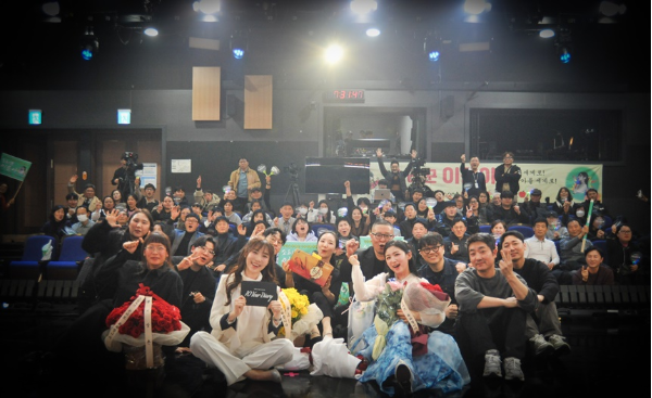 지난 20일 힘찬 응원 구호가 일산 ‘EBS 스페이스 공감홀’을 가득 채워지고 소리꾼 이윤아의 단독 콘서트 ‘10년 일기’가 성황리에 열렸다.