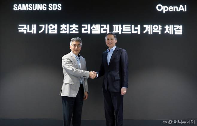 이호준 삼성SDS 클라우드서비스사업부장(부사장, 왼쪽)과 김경훈 오픈AI 코리아 총괄 대표가 잠실캠퍼스에서 국내 기업 최초로 리셀러 파트너 계약을 체결했다./사진제공=삼성SDS
