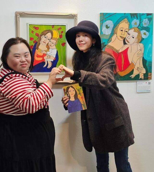 한지민이 작가 정은혜와 함께한 근황을 공개했다. / 한지민 인스타그램