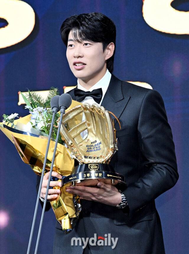 키움 송성문이 9일 오후 서울 잠실 롯데호텔에서 진행된 '2025 KBO 골든글러브 시상식'에서 3루수 부문 골든글러브를 수상하고 있다. 포지션별 최고 선수를 가리는 '2025 KBO 골든글러브 시상식'은 투수와 포수, 지명타자, 1루수, 2루수, 3루수, 유격수, 외야수(3명) 등 총 10개 부문에 걸쳐 최고의 선수를 가린다./마이데일리