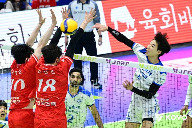 공격하는 김우진./KOVO