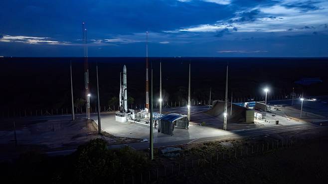 이노스페이스의 첫 상업 발사체 ‘한빛-나노’가 브라질 알칸타라 우주기지 발사대에 기립해 있다.[이노스페이스 제공]