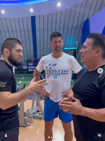 왼쪽부터 UFC 레전드 하빕 누르마고메도프, 테니스 황제 노박 조코비치, 그리고 AKA 헤드코치 하비에르 멘데스. [AKA SNS 캡처]