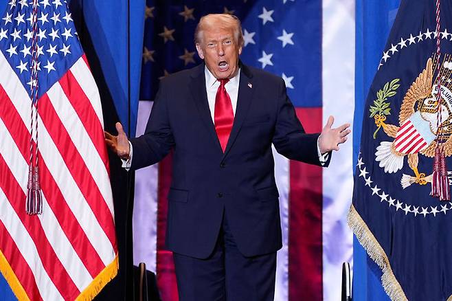 [마운트 포코노=AP/뉴시스] 미국 경제가 무역전쟁과 금융시장 급변동, 역대 최장기 연방정부 셧다운(업무 일시 중단) 등으로 혼란스러운 한 해를 보냈음에도 전문가들이 예상했던 것보다 더 강한 회복력을 보였다고 22일(현지 시간) 뉴욕타임스(NYT)가 보도했다. 사진은 도널드 트럼프 미국 대통령이 지난 9일(현지 시간) 미 펜실베이니아주 마운트 포코노의 마운트에어리 카지노 리조트에 도착해 지지자들에게 인사하고 있다. 2025.12.23.