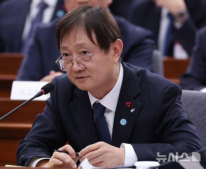 [서울=뉴시스] 고범준 기자 = 이찬진 금융감독원장이 19일 서울 종로구 정부서울청사 별관에서 열린 금융위원회·공정거래위원회 업무보고에서 발언하고 있다. (대통령실통신사진기자단) 2025.12.19. bjko@newsis.com