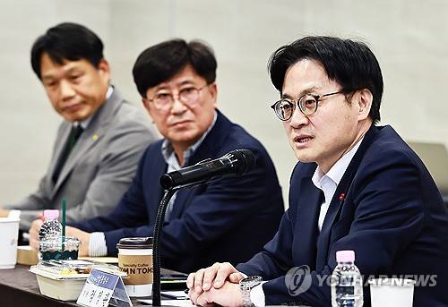 김정관 장관, 석유화학·철강산업 생태계 유관 기업 간담회 김정관 산업통상부 장관이 지난 11일 26일 전남 여수시 유탑마리나호텔에서 열린 석유화학·철강산업 생태계 유관 기업 간담회를 주재하고 있다. 2025.11.26 [산업통상부 제공. 재판매 및 DB 금지]