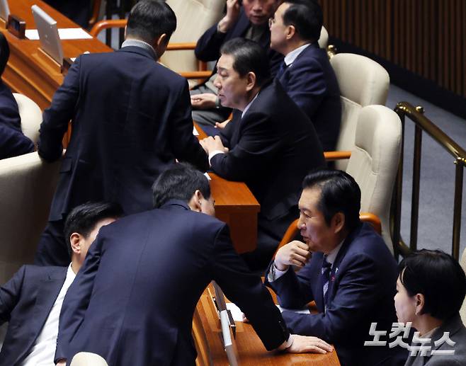 더불어민주당 정청래 대표와 김병기 원내대표가 22일 국회 본회의에 참석해 동료 의원들과 대화하고 있다. 황진환 기자