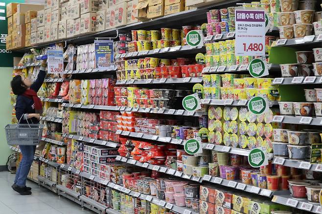 올해 11월까지 K-푸드 수출액이 100억달러를 돌파했다. 사진은 10일 서울 시내 대형마트에 라면 판매대 모습. 연합뉴스