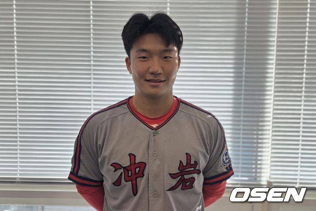 [OSEN=도곡동, 한용섭 기자] KT 위즈에 지명된 신인 김건휘(충암고)가 22일 서울 강남구 도곡동 한국야구위원회(KBO)에서 열린 '제9회 이만수 포수상 및 홈런상' 시상식에서 이만수 홈런상을 수상했다./orange@osen.co.kr