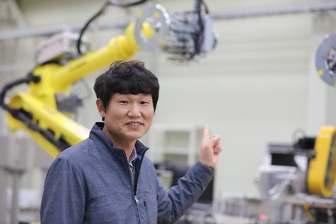 김진배 대표가 원판디스플레이 비접촉 고속 반송 및 포장시스템에 투입한 로봇들의 역할에 대해 설명했다.