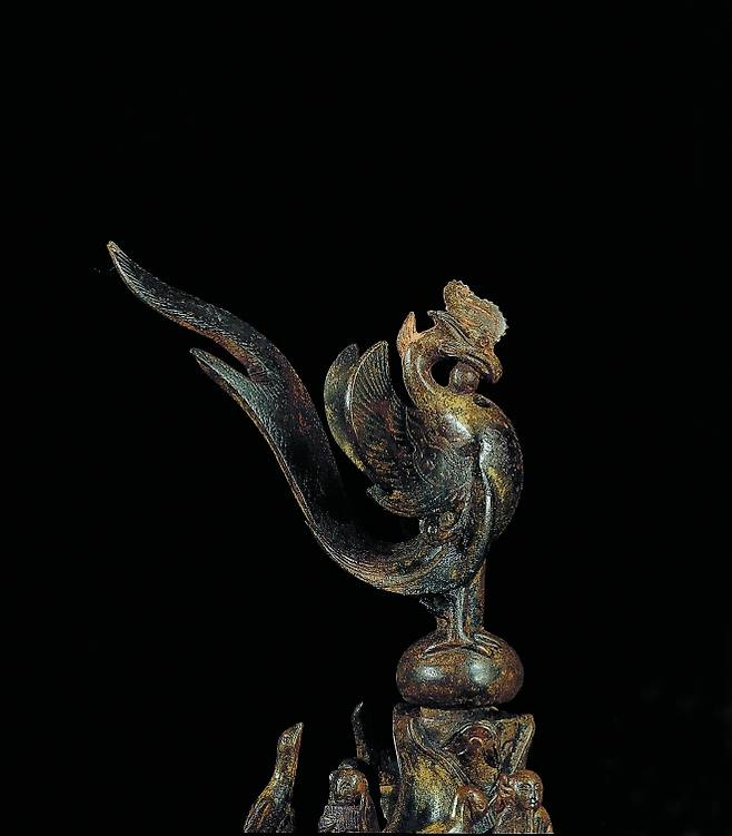 대향로 꼭대기에 날개를 활짝 편 봉황의 모습은 백제 왕권의 번영을 상징한다. 국가유산포털 제공