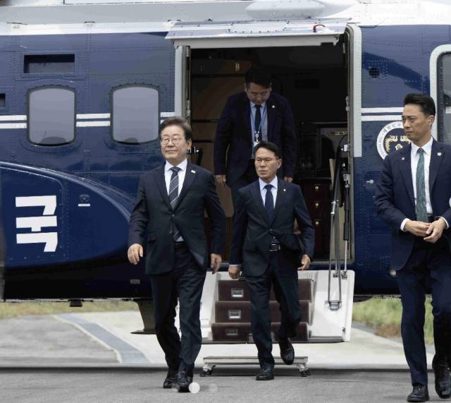 황인권(가운데) 대통령경호처장이 대통령 전용헬기인 공군 1호기에 내리는 이재명 대통령을 뒤따라서 걸어나오고 있다. 이 대통령 앞으론 근접 경호하는 경호관이 주변을 예의 주시하고 있다. 사진=대통령경호처 홈페이지 캡처