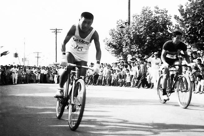 '다시 한 번 보고 싶다' 전시회에 전시된 진주시 자전거 대회 사진&nbsp; ⓒ진주시 제공