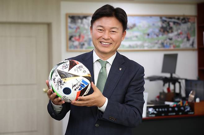 조용익 부천시장 겸 부천FC 구단주가 부천시청에서 부천FC 선수들의 친필 사인볼을 들고 활짝 웃고 있다. 부천시청 제공