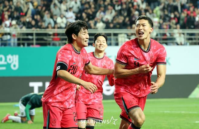 조규성(오른쪽)이 지난달 14일 대전월드컵경기장에서 열린 볼리비아와의 친선경기에서 후반전 골을 성공시킨 후 기뻐하고 있다. /사진=강영조 선임기자