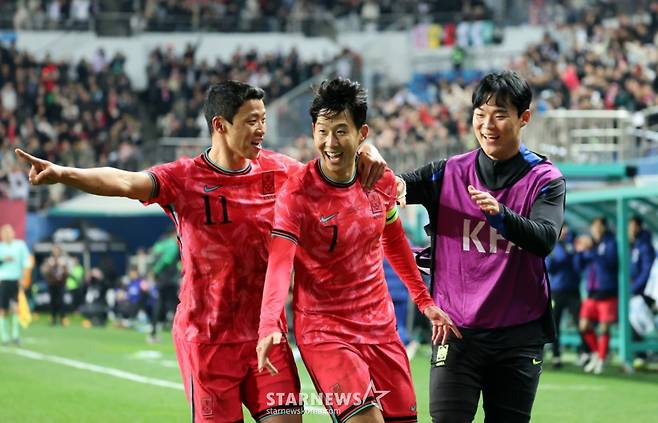 대표팀 주장 손흥민(가운데)이 지난달 14일 대전월드컵경기장에서 열린 볼리비아와의 친선경기에서 프리킥 골을 성공시킨 뒤 기뻐하고 있다. /사진=강영조 선임기자