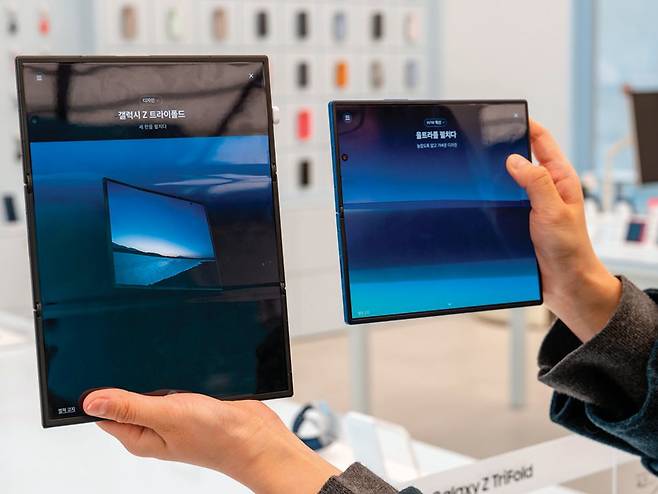‘갤럭시 Z 트라이폴드’(왼쪽)를 다 펼쳤을 때 화면 크기는 ‘갤럭시 Z 폴드7’의 1.5배 정도다. 홍태식