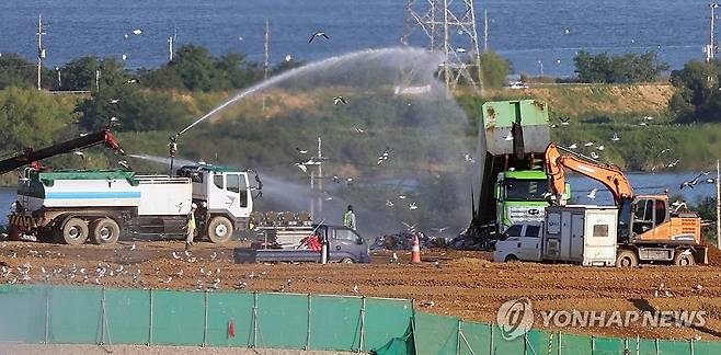 분주한 수도권매립지 3-1매립장 [연합뉴스 자료사진]