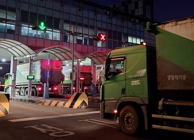 수도권매립지 생활폐기물 반입 차량 [촬영 김상연]