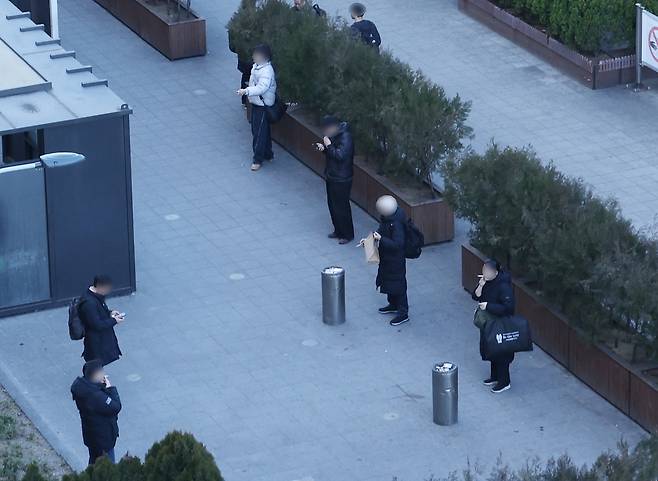 동대구역 흡연 부스 밖에서 흡연하는 시민들 [촬영 박세진]