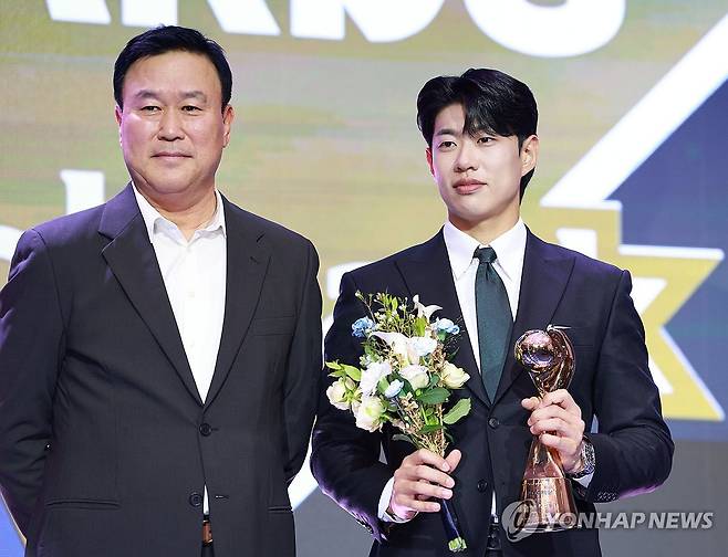 수비상 송성문 (서울=연합뉴스) 한종찬 기자 = 24일 서울 송파구 롯데호텔 월드에서 열린 2025 신한 SOL뱅크 KBO 시상식에서 KBO 수비상 3루수 부문 수상자로 선정된 키움 송성문이 포즈를 취하고 있다. 2025.11.24 saba@yna.co.kr