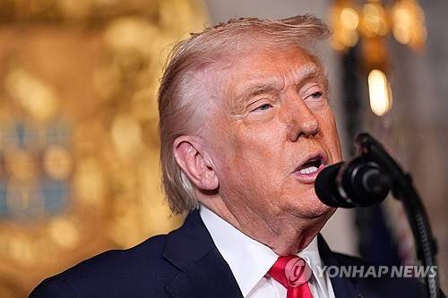 도널드 트럼프 미국 대통령 (팜비치 <미국 플로리다주> AP=연합뉴스) 2025년 12월 22일 미국 플로리다주 팜비치 소재 도널드 트럼프 미국 대통령의 마러라고 자택에서 촬영된 트럼프 대통령의 모습.  (AP Photo/Alex Brandon) 2025.12.23.