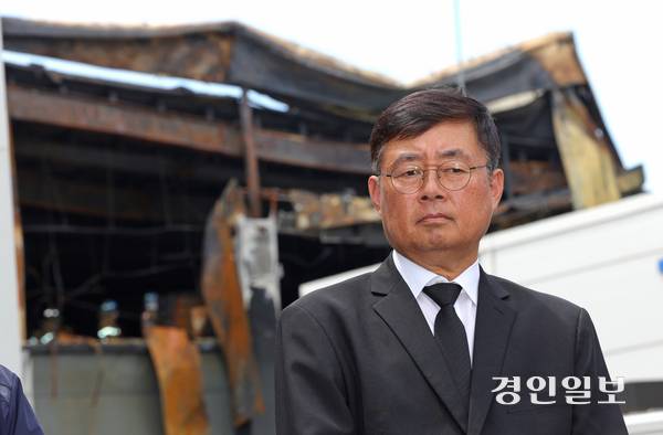 지난해 6월 25일 화성시 서신면 리튬전지 공장인 아리셀에서 박순관 에스코넥 대표가 23명의 사망자를 낸 사고가 발생한 것에 대해 공식 사과문을 발표하고 취재진의 질의를 받고 있다. 2024.6.25 /경인일보DB