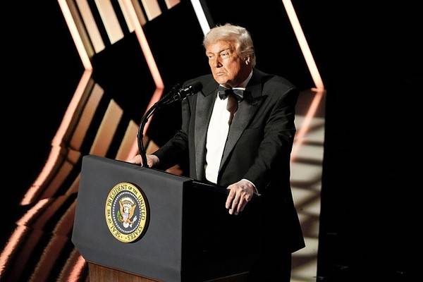 '트럼프-케네디센터 공로상' 사회보는&nbsp;트럼프 미국 대통령 [사진=연합뉴스]