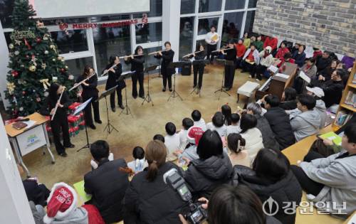 ◇춘천베르트플륫앙상블이 지난 22일 북한 이탈 청소년들의 직업 교육 기관인 해솔직업사관학교에서 열린 크리스마스 축하 행사에서 ‘유 레이즈 미 업’ ‘사명’ 등을 선사했다.