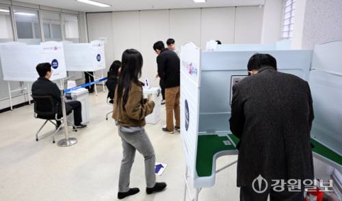 ◇제9회 지방선거를 앞두고 선거관리위원회 직원들이 선거 중에 일어날 수 있는 돌발 ·유의사항 대처를 위한 모의 투·개표 훈련을 실시했다. 사진은 지난달 26일 강원특별자치도 선거관리위원회에서 직원들이 모의 투표를 진행하고 있는 모습. 신세희기자