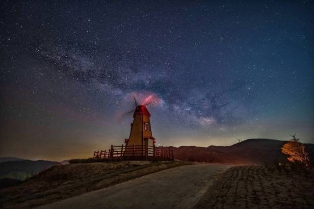 대구시 군위군 삼국유사면 화북4리 화산마을에 마련된 풍차전망대에서 바라본 모습. 군위군 제공.