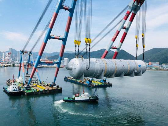 JGC사 BARZAN Onshore 프로젝트(사우디) 타워 기기 출하 모습. JGC사가 수행하는 -BARZAN Onshore 프로젝트(사우디)에 납품되는 범한메카텍의 대형 타워 기기가 선적을 위해 출하되고 있다.