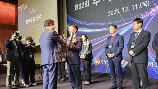 11일 그랜드 머큐어 앰배서더 창원에서 개최한 '제31회 경남무역인상 시상식 및 제62회 무역의 날 정부포상 전수식'에서 범한메카텍이 '4억불 수출의 탑'을 수상하며 경남 수출 대표기업으로서의 위상을 입증한 가운데, 정영식 범한그룹 회장이 박완수 경남지사로부터 상을 받고 있다.