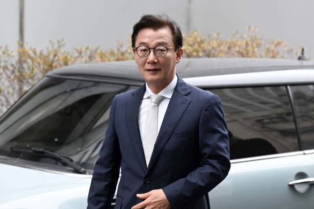 전재수 전 해양수산부 장관이 지난 19일 통일교 측으로부터 현금 등을 받은 혐의로 서울 서대문구 경찰청에 피의자 신분으로 출석하고 있다. 연합뉴스