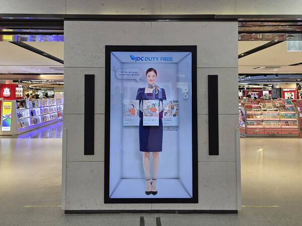 제주국제공항 JDC면세점 입구에 배치된 AI 가상 모델 '제이디(J-Di). (사진제공=JDC)