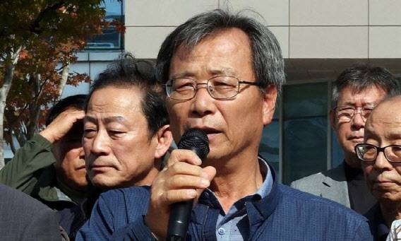 하연호 전북민중행동 공동대표가 지난해 10월 1심 선고 후 전주지법 앞에서 기자회견을 하고 있다.(사진=연합뉴스)