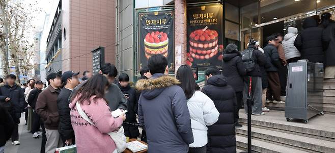 크리스마스를 이틀 앞두고 ‘딸기시루’가 출시된 23일 대전 중구 성심당 일대에 빵을 사려는 고객들이 차례를 기다리고 있다 (사진=뉴스1)