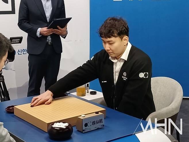 박정환 9단이 첫 수를 두고 있다.(사진 MHN 엄민용 선임기자)