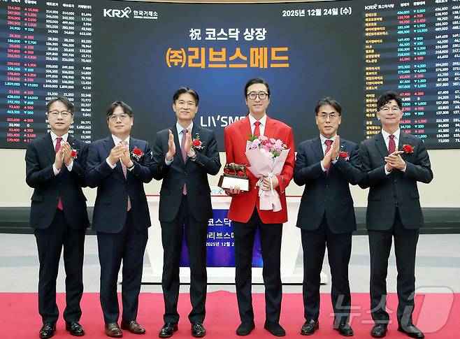 한국거래소 코스닥시장본부는 24일 오전 서울사옥 홍보관에서 리브스메드의 코스닥시장 상장기념식을 개최했다. 사진은 상장 기념식 후 기념 사진 촬영하는 김대영 한국IR협의회 부회장, 이충훈 삼성증권 부사장, 민경욱 한국거래소 코스닥시장본부장, 이정주 리브스메드 대표이사, 성주완 미래에셋증권 부사장, 김준만 코스닥협회 전무의 모습. (한국거래소 제공. 재판매 및 DB 금지) 2025.12.24/뉴스1