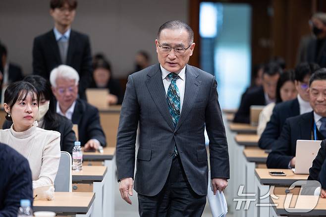 위성락 국가안보실장이 24일 청와대 춘추관에서 미국·캐나다·일본 방문 관련 브리핑을 하기 위해 입장하고 있다. 2025.12.24/뉴스1 ⓒ News1 이재명 기자